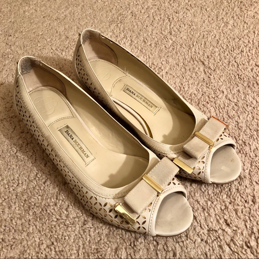 Dana Buchman Cream and Gold Heels